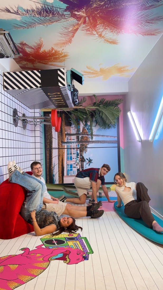 Judith con amigos en una sala de colores